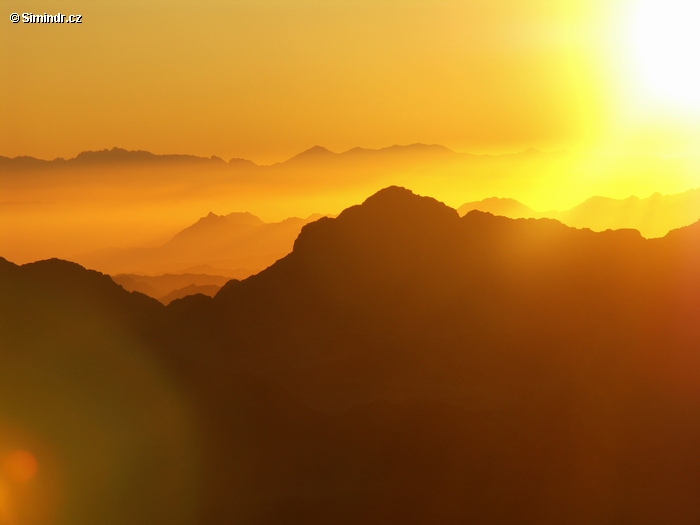 Hory Sinaje pod slunečními paprsky